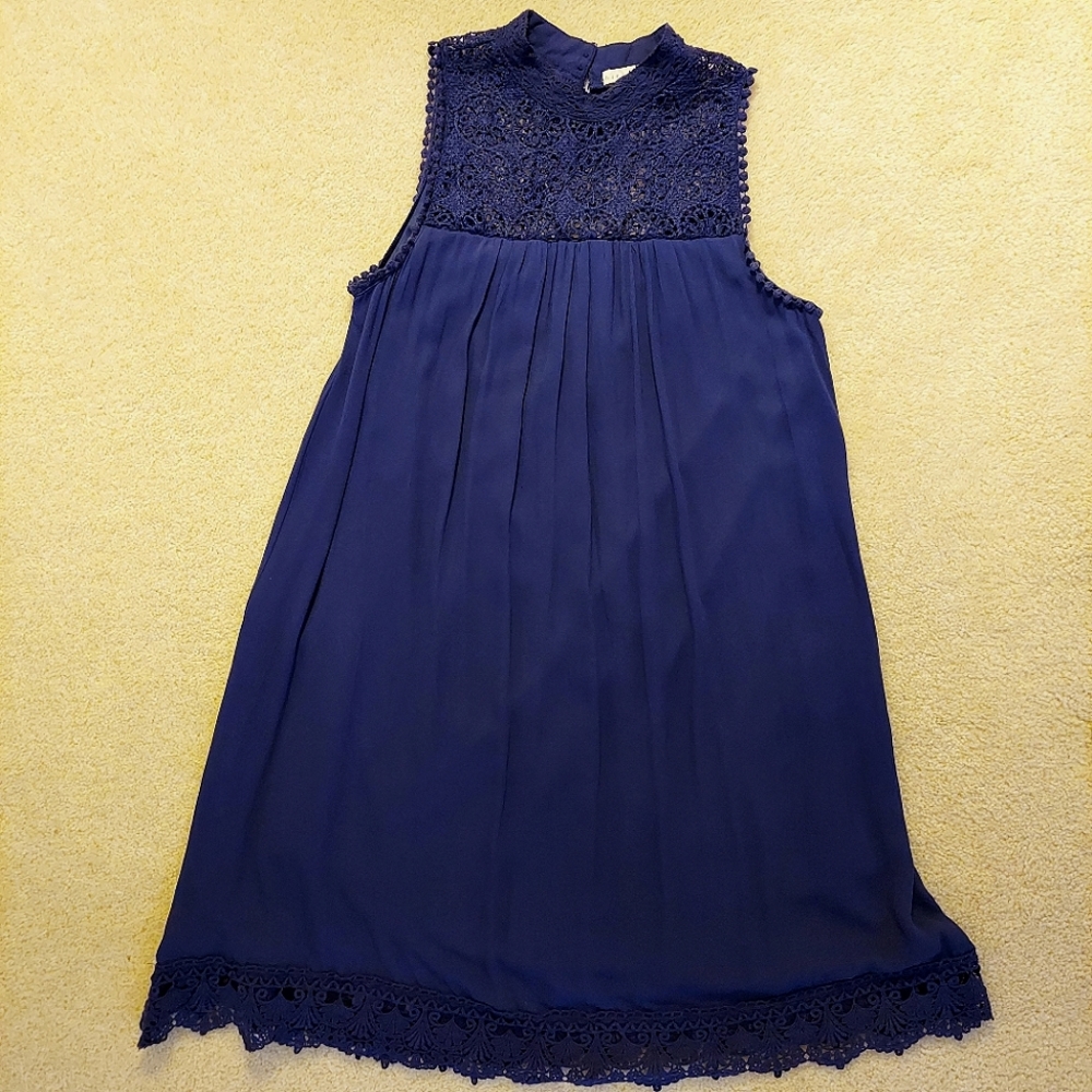 Blue spring/summer flowy dress w/ lace trim